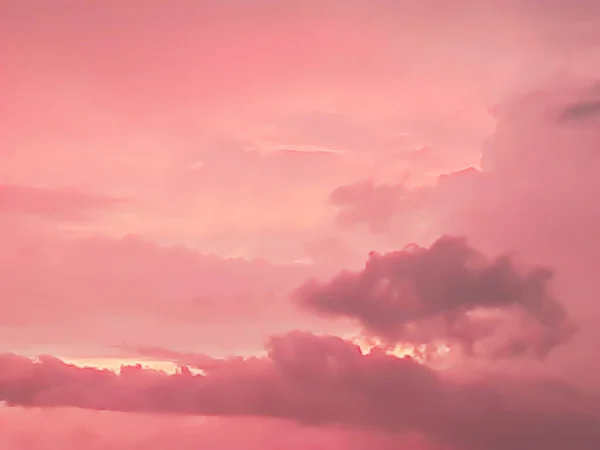 フルフレームの雲の背景と暗い独特の雲の形と完全な太陽に対する赤い白い空 — ストック写真