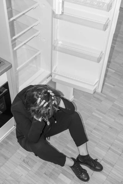 Mujer Deprimida Sentada Suelo Frente Refrigerador Vacío Casa Suiza — Foto de Stock