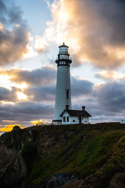 Вертикальний Знімок Маяка Pigeon Point Lighthouse Під Хмарним Небом Пескадеро — стокове фото