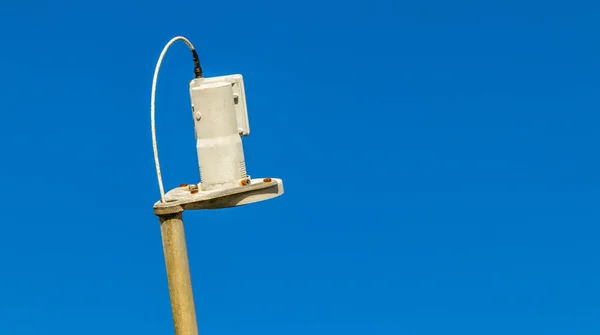 Tiro Ângulo Baixo Receptor Antena Parabólica Sob Céu Azul Claro — Fotografia de Stock