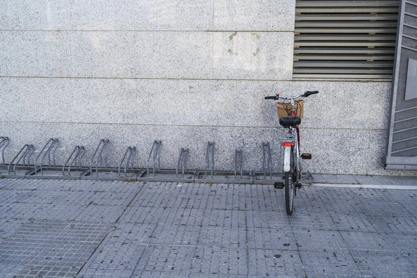 Una Bicicletta Parcheggiata Davanti Muro All Aperto — Foto Stock