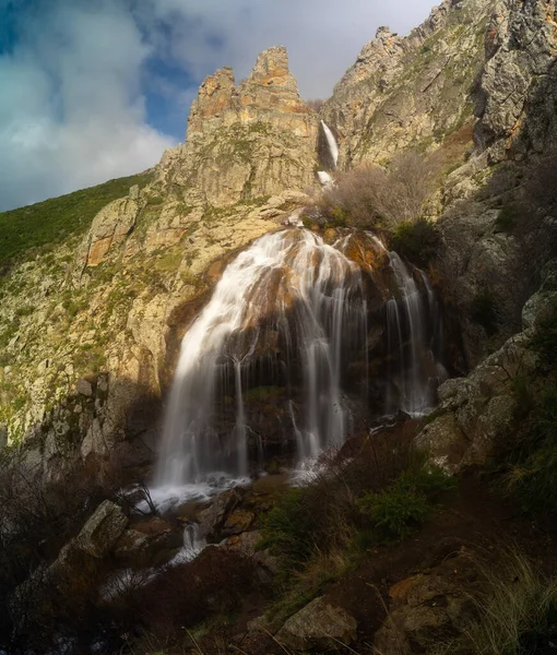 Eine Vertikale Aufnahme Eines Wasserfalls Einer Bergigen Gegend — Stockfoto