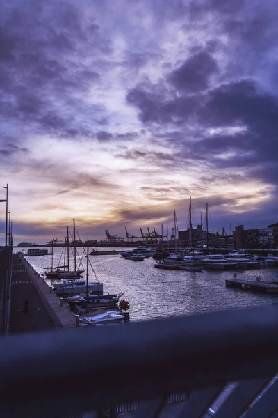 Una Hermosa Puesta Sol Sobre Puerto Barcelona Algunos Barcos Calma —  Fotos de Stock