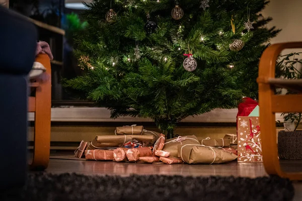 Prezenty Świąteczne Pod Choinką — Zdjęcie stockowe