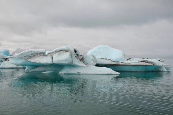 Primo Piano Pezzi Iceberg Oceano Una Giornata Cupa — Foto Stock
