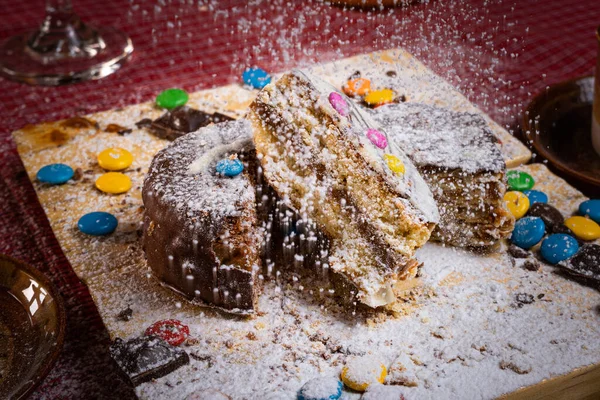 Primo Piano Fette Torta Cioccolato Con Caramelle Diversi Colori Intorno — Foto Stock