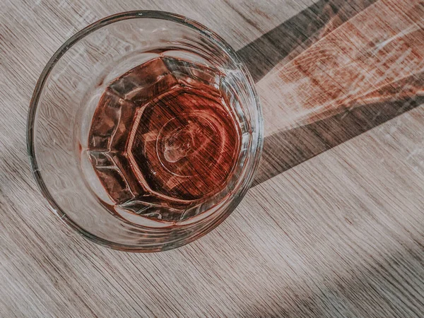 Une Vue Dessus Verre Avec Jus Sur Table Bois — Photo