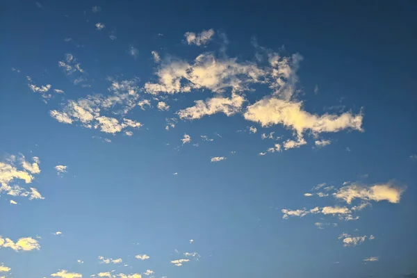 青空に浮かぶふわふわの雲の絶景 — ストック写真