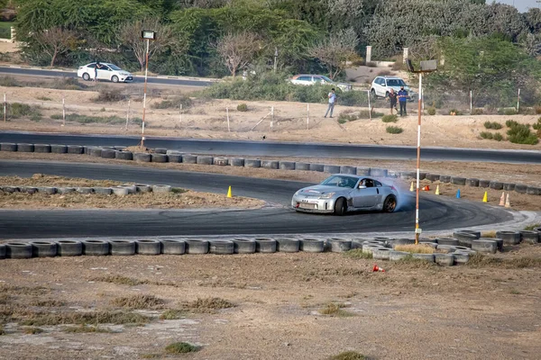 Coches Asfalto Tack Drag Racing Con Humo Desierto Durante Día —  Fotos de Stock