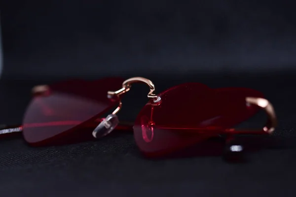 Siyah Arkaplanda Izole Edilmiş Kırmızı Kalp Şeklindeki Güneş Gözlüklerinin Seçici — Stok fotoğraf
