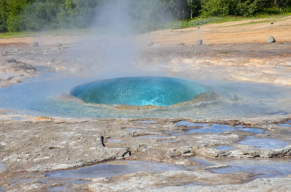 Una Toma Alto Ángulo Géiser Strokkur Islandia Perfecto Para Fondo —  Fotos de Stock