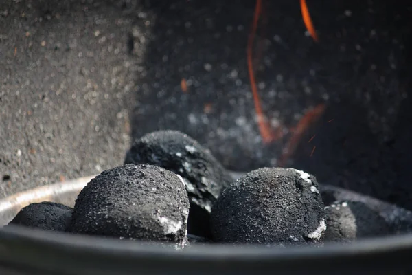 Ένα Κοντινό Πλάνο Μαύρα Κάρβουνα Μια Μεταλλική Κατσαρόλα — Φωτογραφία Αρχείου