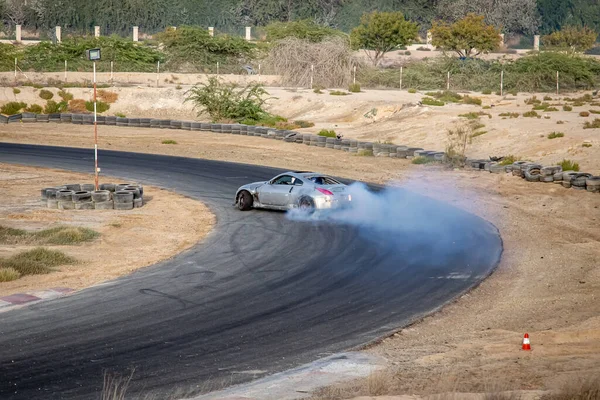 Coches Asfalto Tack Drag Racing Con Humo Desierto Durante Día — Foto de Stock