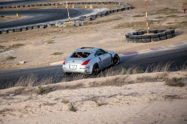 Autos Auf Asphalt Ziehen Tagsüber Mit Rauch Durch Wüste — Stockfoto