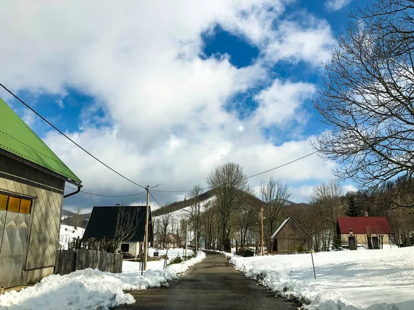 Uma Estrada Rural Cercada Por Casas Sob Céu Nublado Inverno — Fotografia de Stock