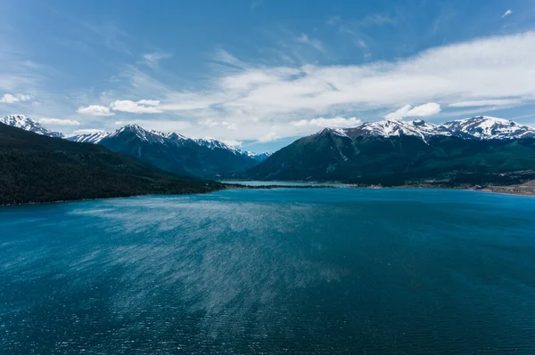 蔚蓝的天空和大海映衬着雪山的迷人景象 — 图库照片