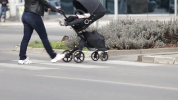 Zbliżenie Zdjęcie Przejścia Dla Pieszych Chodzącymi Ludźmi Samochodami — Wideo stockowe