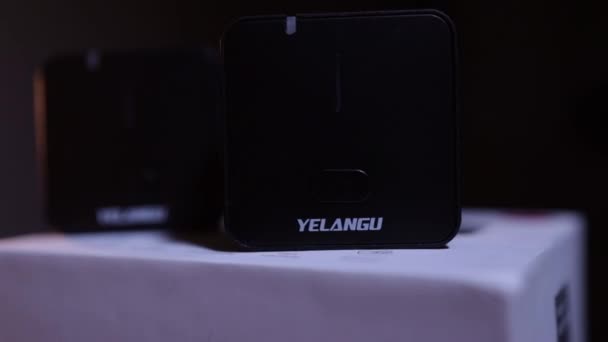 Részletes Termék Felvétel Yelangu Vezeték Nélküli Lavalier Mikrofon — Stock videók