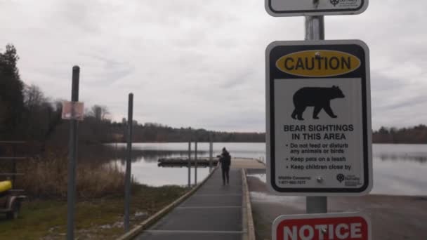 Avistamentos Urso Nesta Área Sinal Alerta Parque Lago Vida Selvagem — Vídeo de Stock