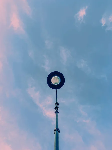 Tiro Ângulo Baixo Uma Luz Rua Abaixo Céu Pôr Sol — Fotografia de Stock