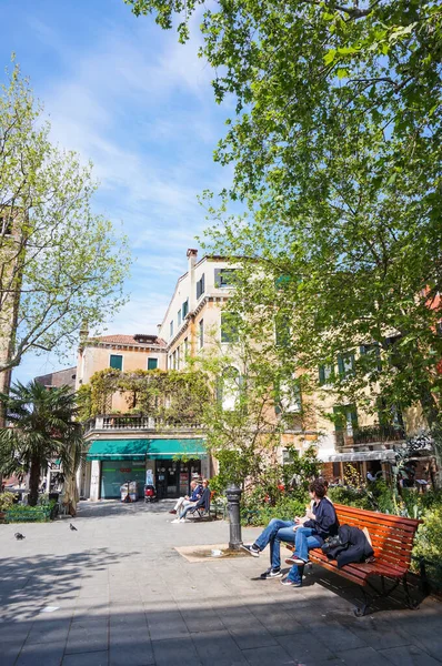 Venecia Italia Mayo 2016 Personas Identificadas Sentadas Bancos Una Plaza — Foto de Stock