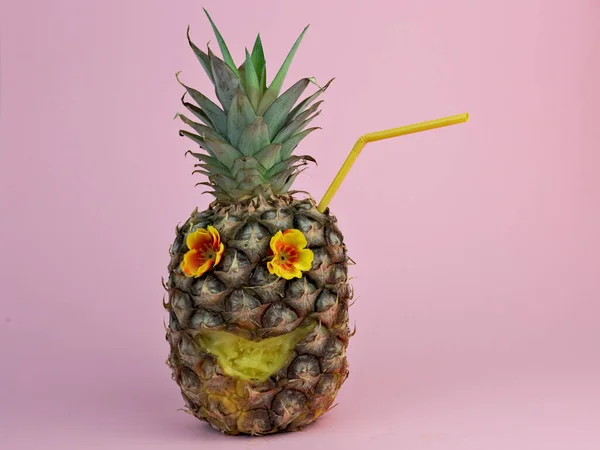 Ananas Plastikową Słomką Kwiatowe Oczy Wyrzeźbiony Uśmiech Różowym Tle — Zdjęcie stockowe