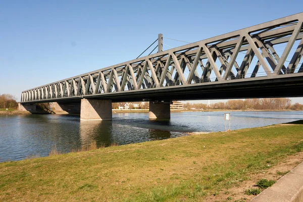 Een Shot Van Een Spoorweg Brug Een Rivier — Stockfoto