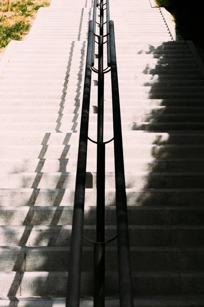 Вертикальный Снимок Лестницы Тенями — стоковое фото