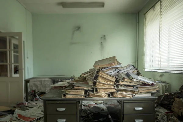 Mucchio Antichi Libri Una Stanza Disordinata Abbandonata — Foto Stock