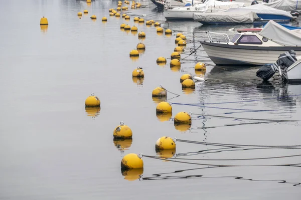 Velhas Bóias Amarelas Lago Calmo Junto Aos Barcos — Fotografia de Stock