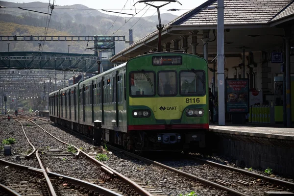 Bray Ireland 2021年4月3日 ダーツ ダブリンエリア快速 ブレイ鉄道駅で列車 背景にある有名なブレイヘッド山 — ストック写真