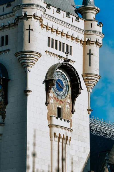罗马尼亚雅西文化宫入口处的钟楼 — 图库照片