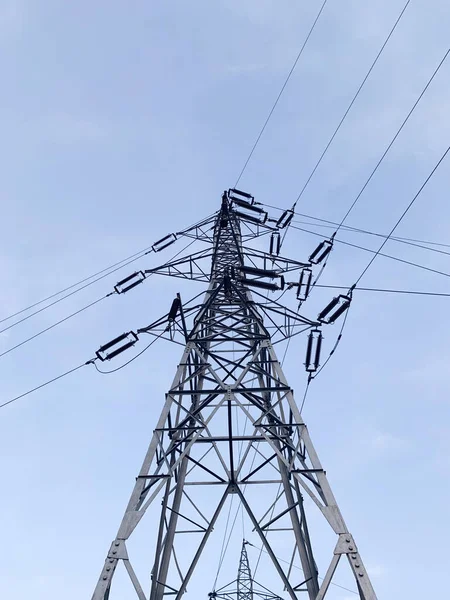 Tiro Ângulo Baixo Uma Torre Transmissão Sob Céu — Fotografia de Stock