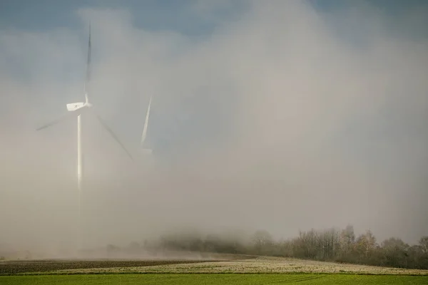 Velké Pole Větrnými Turbínami Mlhavého Dne — Stock fotografie