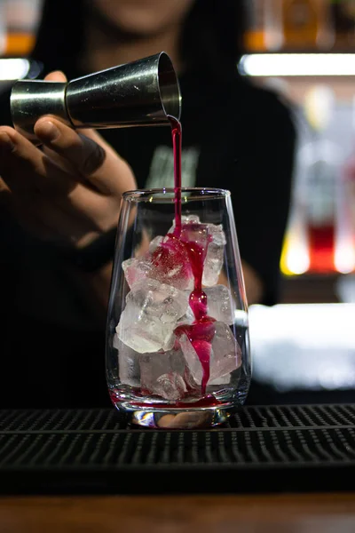 Vertical Shot Barmaid Adding Berry Syrup Glass Full Ice Cubs — Stock Photo, Image