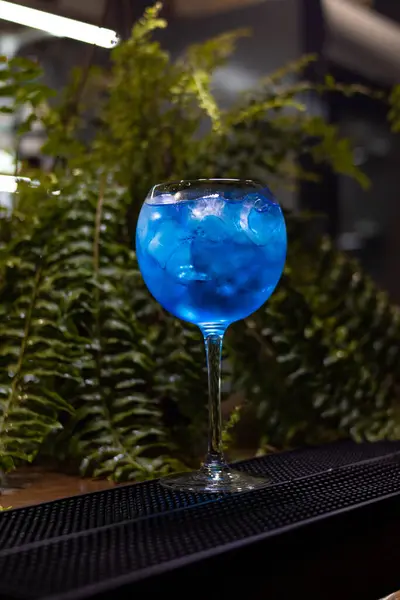 Vertikal Bild Kall Blå Cocktail Bordet — Stockfoto