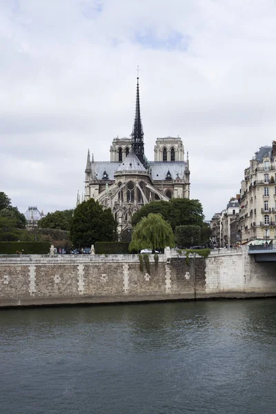 法国巴黎塞纳河中的圣母院岛垂直拍摄 — 图库照片