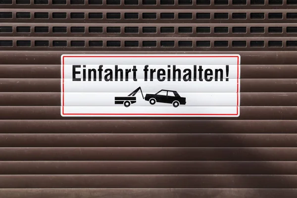 Egy Közeli Kép Egy Német Tábláról Parkolás Nélkül Amin Áll — Stock Fotó