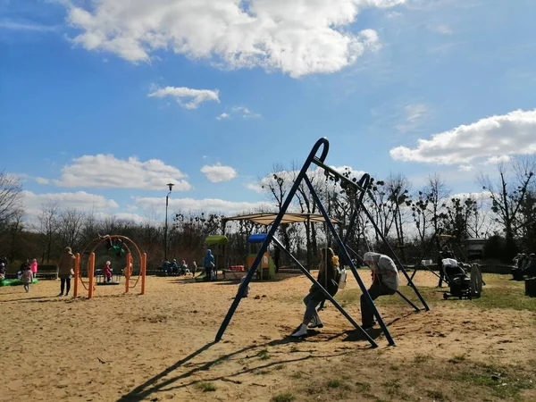 Poznan ポーランド 2021年4月4日 早い春の日にヤン ポーラ公園の遊び場で機器で遊ぶ子供たち — ストック写真