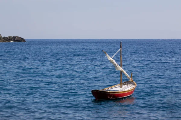 Egy Kis Piros Hajó Vitorlázik Nyugodt Tengeren — Stock Fotó