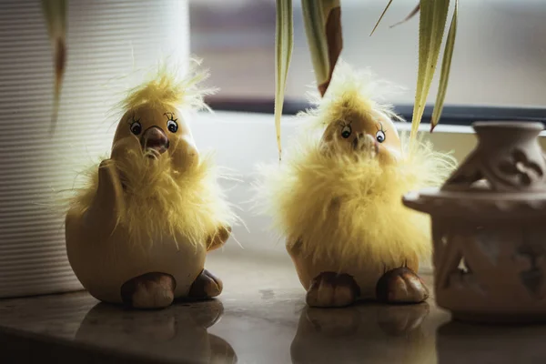 Ein Bild Von Zwei Gelben Hühnerküken Spielzeugen Auf Der Fensterbank — Stockfoto