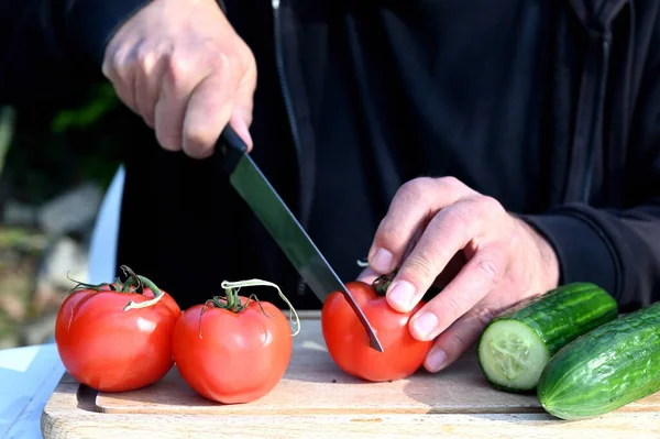 Närbild Handen Kniven Och Tomao — Stockfoto