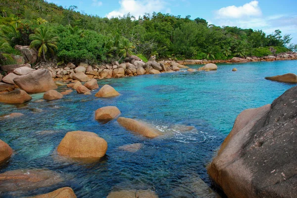 Close Uma Baía Oceânica Com Grandes Rochas Água Península Verde — Fotografia de Stock