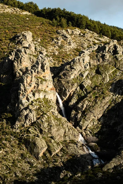 Hermoso Paisaje Arroyo Que Fluye Rápido Las Rocas Montaña Pequeño —  Fotos de Stock