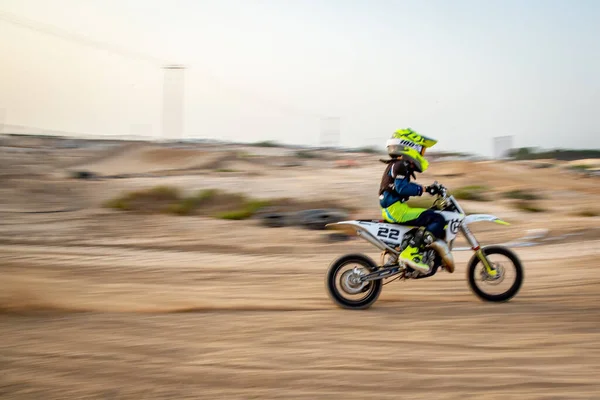 Dubai United Arab Emirates 2021年3月20日 ジュニアモトクロスライダーとトラック上のバイク砂漠や保護具でモーションブラー — ストック写真
