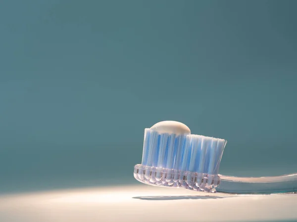 Ένα Κοντινό Πλάνο Του Κεφαλιού Μιας Μπλε Οδοντόβουρτσας Οδοντόκρεμα — Φωτογραφία Αρχείου