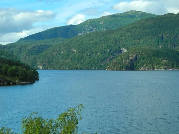 山の中の青い湖の景勝地 — ストック写真