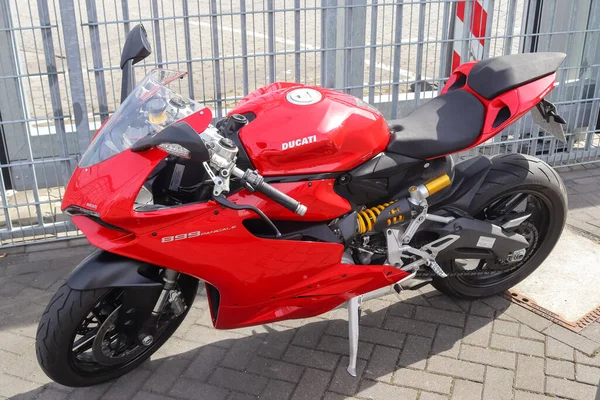 Kiel Germania 2021 Bicicletta Rossa Ducati Piedi Una Strada Una — Foto Stock