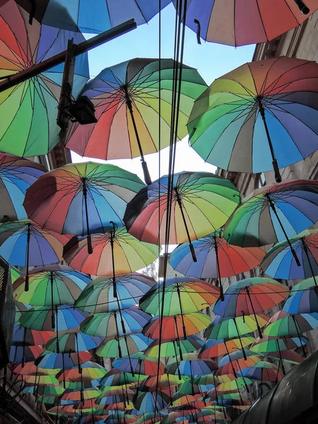 Een Verticaal Shot Van Regenboog Hangende Paraplu — Stockfoto