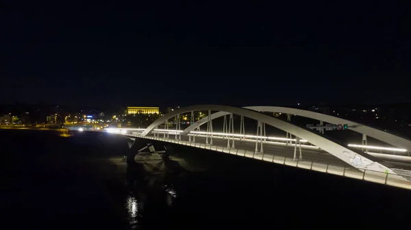 Almanya Geceleri Aydınlatılmış Bir Köprüsü Olan Güzel Bir Şehir Manzarası — Stok fotoğraf